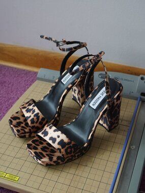 Steve Madden leopard print platform sandal heels 6.5